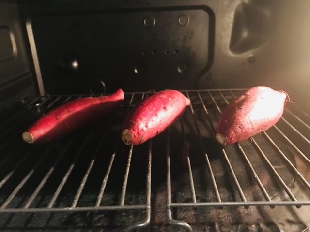 芋をオーブンで焼く